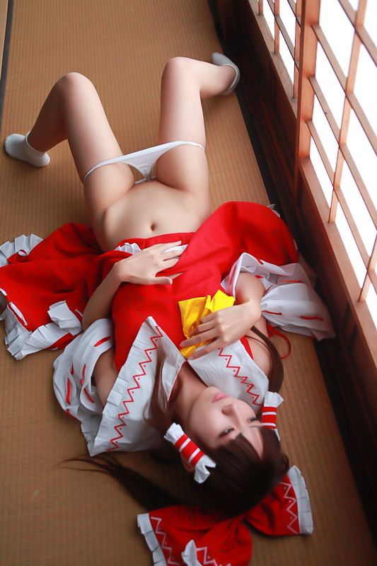 [Cosplay] Reimu Hakurei with dildo and toys - Touhou Project Cosplay